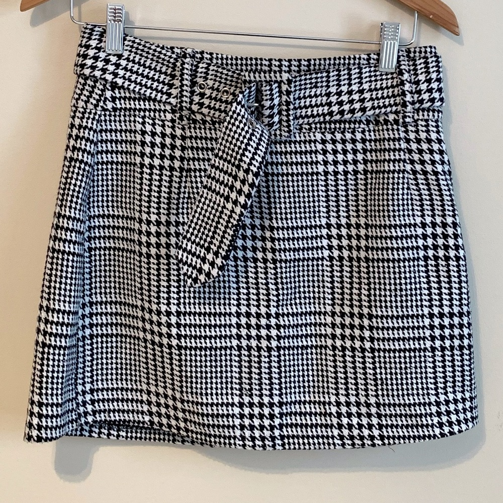 Forever 21 Belted Houndstooth Mini Skirt in Size Medium
